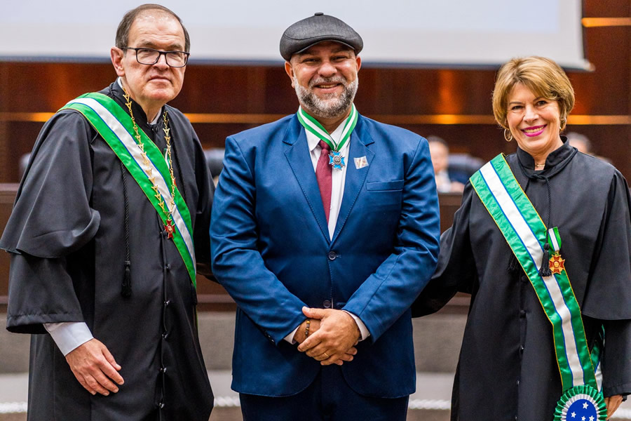 Artista Toto Lopes Recebe a Medalha das Ordens das Araucárias